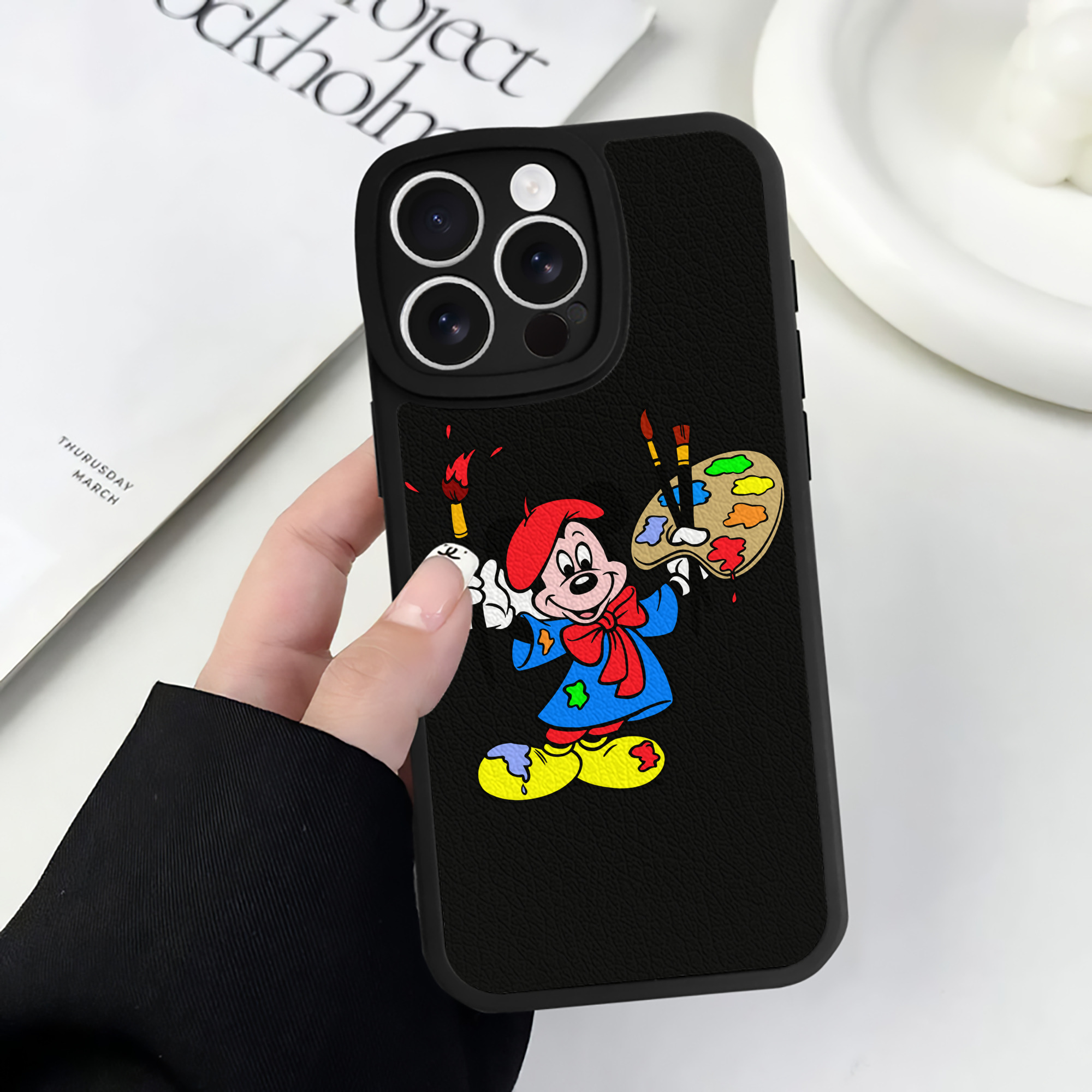 （画像用） ミッキーマウス Mickey Mouse 【iPhone 16シリーズ対応】シリコンスマホケース（レザー調） 材質：シリコン